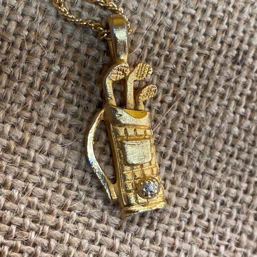 🔥5/$50🔥 Vintage gold tone golf bag pendant and chain. Unmarked.